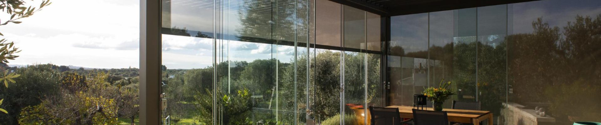 Stores ou baies vitrées pour pergola fermée : comment choisir la meilleure option ?