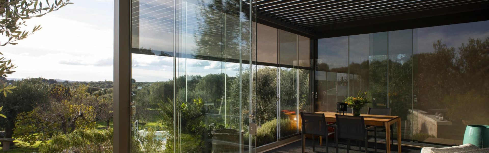 Stores ou baies vitrées pour pergola fermée : comment choisir la meilleure option ?