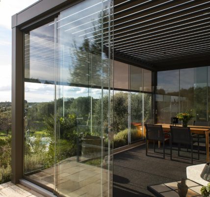 Stores ou baies vitrées pour pergola fermée : comment choisir la meilleure option ?