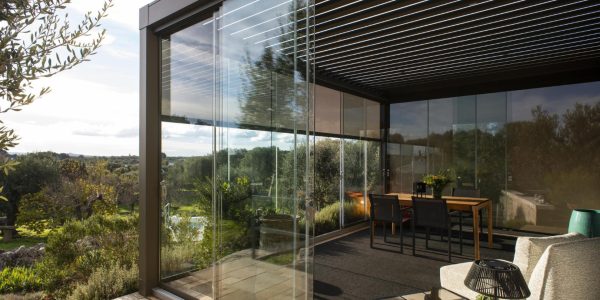 Stores ou baies vitrées pour pergola fermée : comment choisir la meilleure option ?